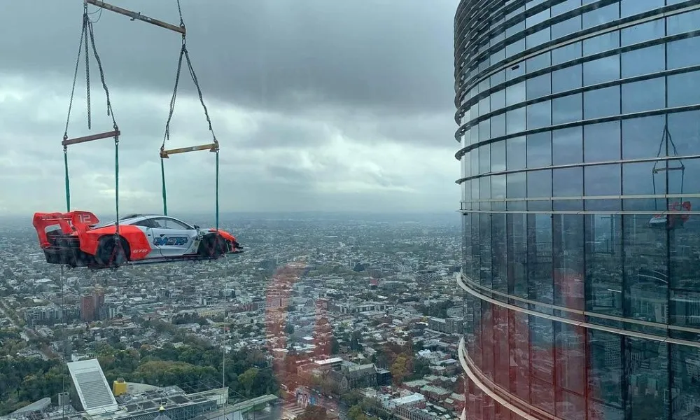 Imagem ilustrativa da imagem Milionário leva carro McLaren Senna de R$ 9,9 milhões para decorar sua cobertura