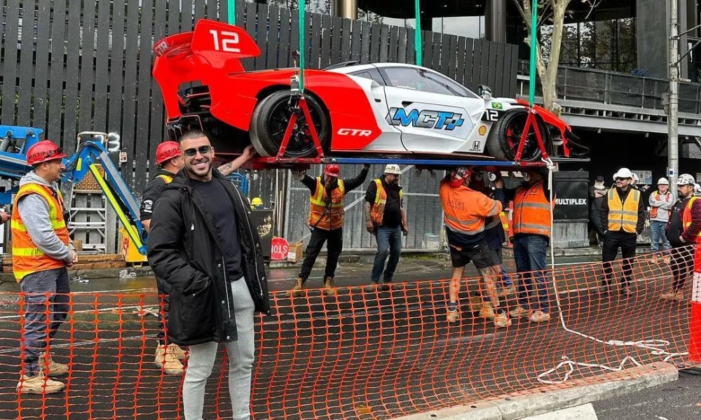 Imagem ilustrativa da imagem Milionário leva carro McLaren Senna de R$ 9,9 milhões para decorar sua cobertura