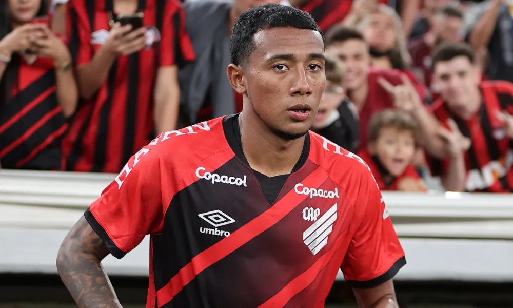 Imagem ilustrativa da imagem Athletico-PR demite jogadores após suspeitas de envolvimento em esquema