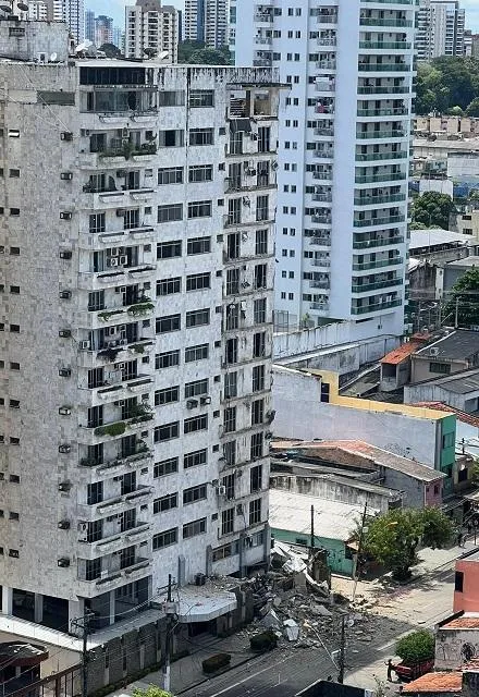 Imagem ilustrativa da imagem Sacadas de prédio de 13 andares desabam em Belém, no Pará