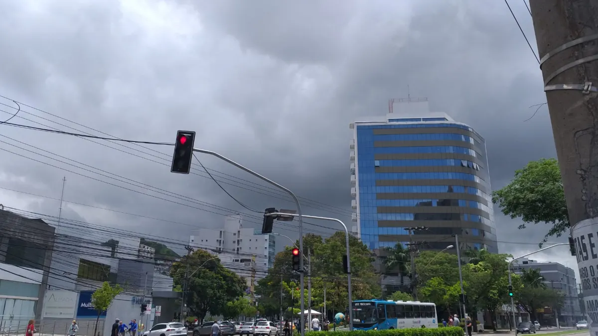 Imagem ilustrativa da imagem Mais chuva, ventos fortes e mar agitado. Confira a previsão do tempo