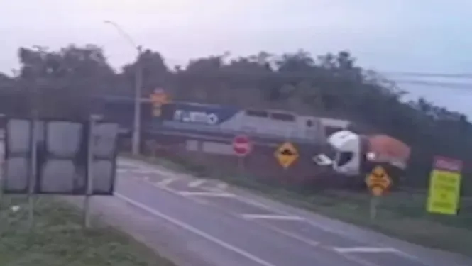 Imagem ilustrativa da imagem VÍDEO | Caminhão é atingido e arrastado por trem no interior do Paraná