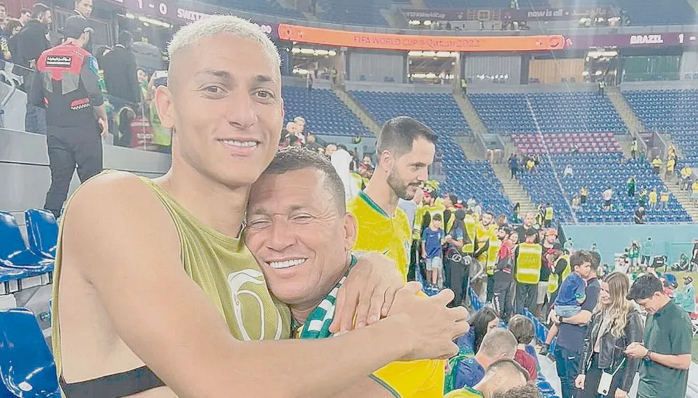 Imagem ilustrativa da imagem Pai de Richarlison: “Ele está bem, focado, treinando”