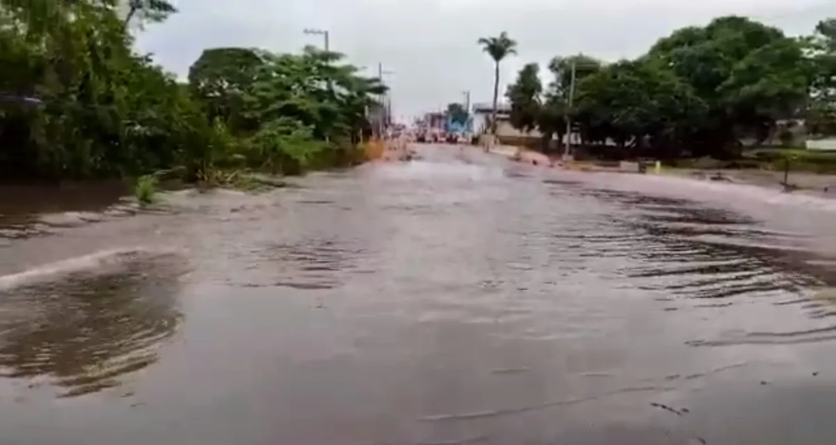 Imagem ilustrativa da imagem Barragem rompe, água invade rodovia e interdita ponte no ES