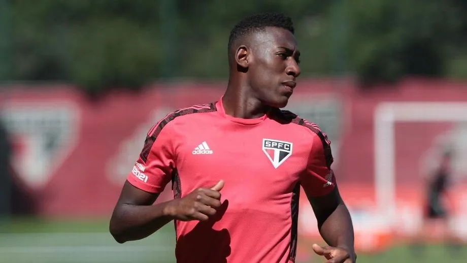 Imagem ilustrativa da imagem São Paulo negocia venda do zagueiro Léo ao Vasco