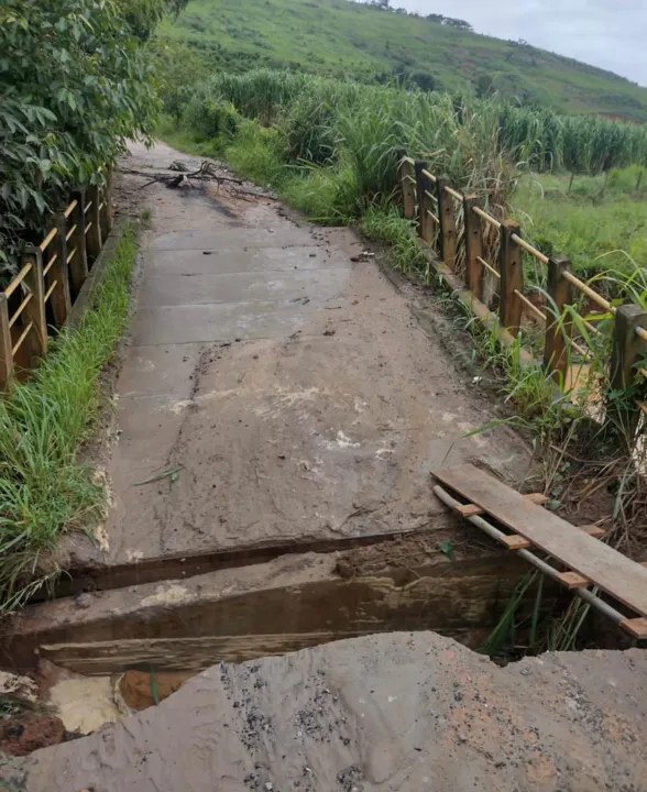 Imagem ilustrativa da imagem Chuva derruba pontes, bloqueia estradas e isola moradores no ES