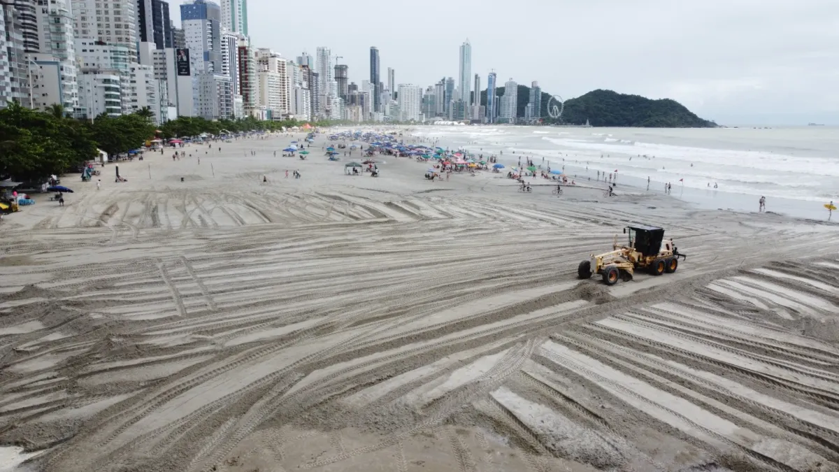 Imagem ilustrativa da imagem Balneário Camboriú tem limpeza das ruas e nivelamento da praia após chuvas