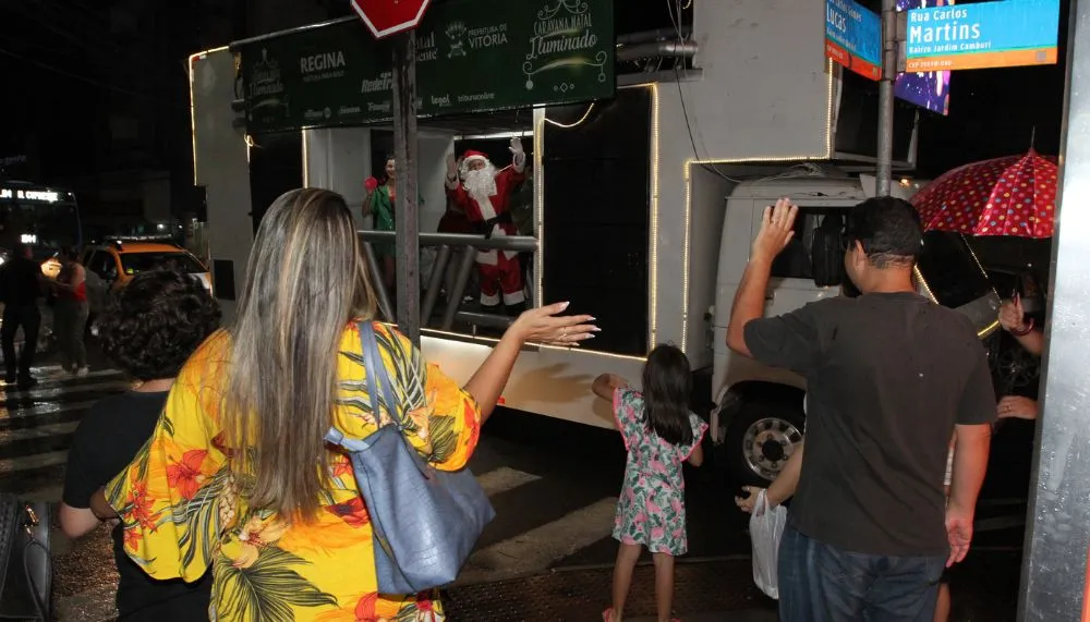Imagem ilustrativa da imagem Caravana Natal Iluminado emociona nas ruas de Vitória