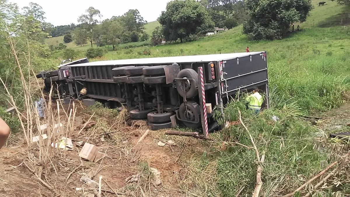 Imagem ilustrativa da imagem Carreta tomba na BR-101 no ES e carga de desodorante é saqueada