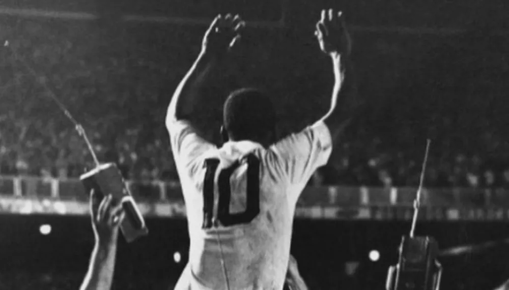 Imagem ilustrativa da imagem Em homenagem a Pelé, família vai pedir que Santos "aposente" a camisa 10