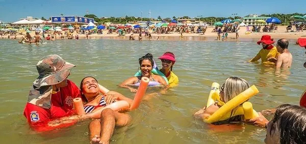 Imagem ilustrativa da imagem Fisioterapeutas auxiliam banhistas cadeirantes em praia no ES