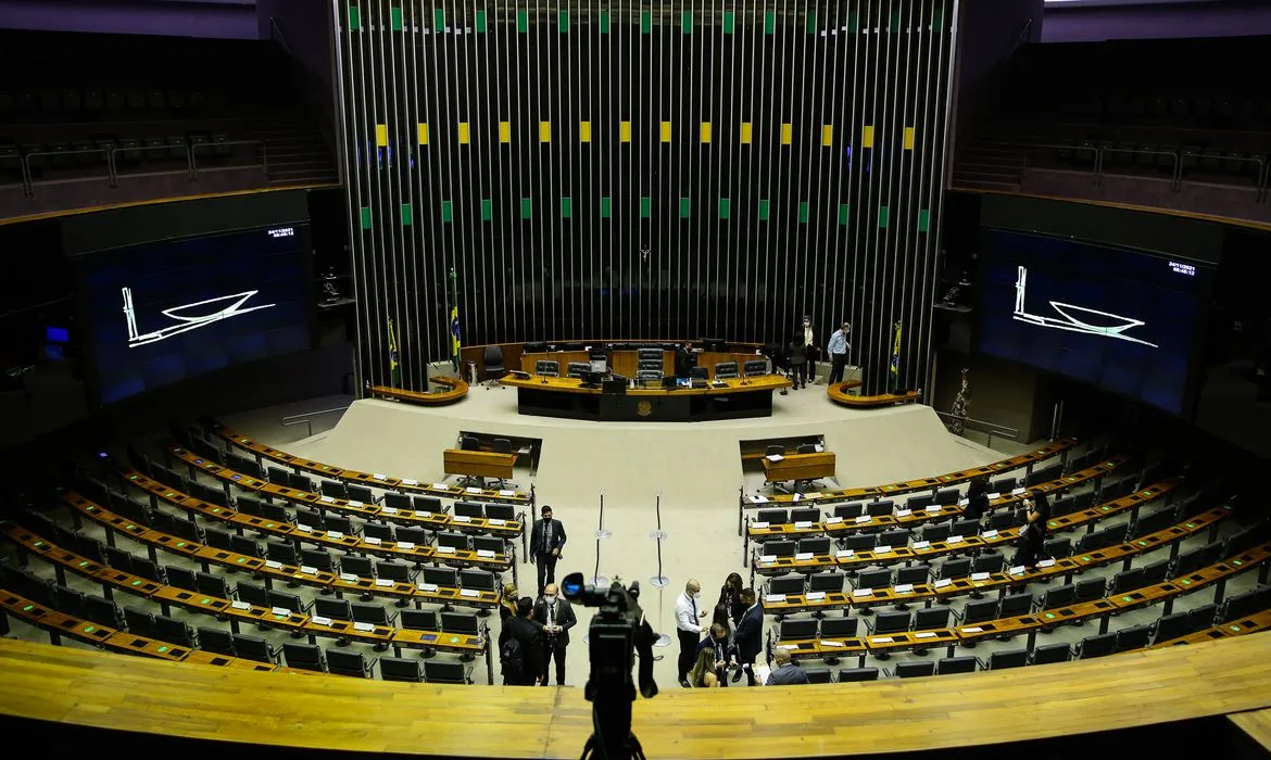 Imagem ilustrativa da imagem Projeto quer acabar com diploma para engenheiro e outras 105 profissões