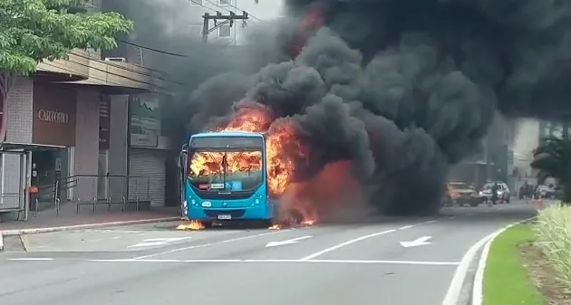 Imagem ilustrativa da imagem VÍDEO | Ônibus do Transcol é incendiado por criminosos na orla de Camburi