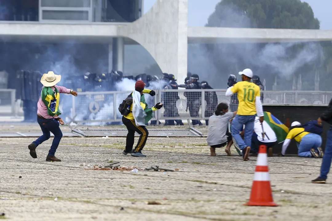 Imagem ilustrativa da imagem Lula determina intervenção no Distrito Federal após ataques radicais