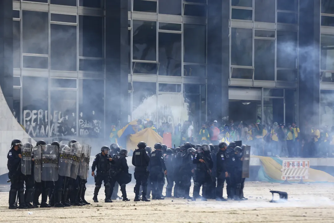 Imagem ilustrativa da imagem Governadores repudiam atos e oferecem forças militares para o Distrito Federal