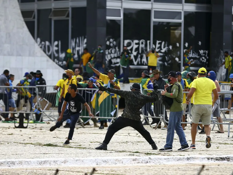 Imagem ilustrativa da imagem Vandalismo no DF: mais de mil são presos e levados para sede da PF