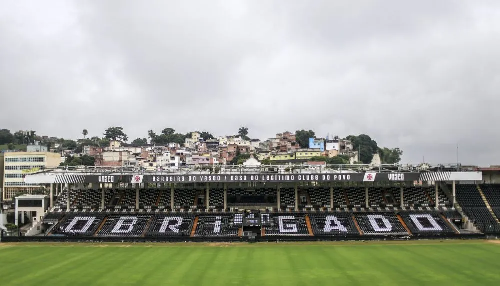 Imagem ilustrativa da imagem Velório de Dinamite tem fila de fãs, choro de Edmundo e homenagens