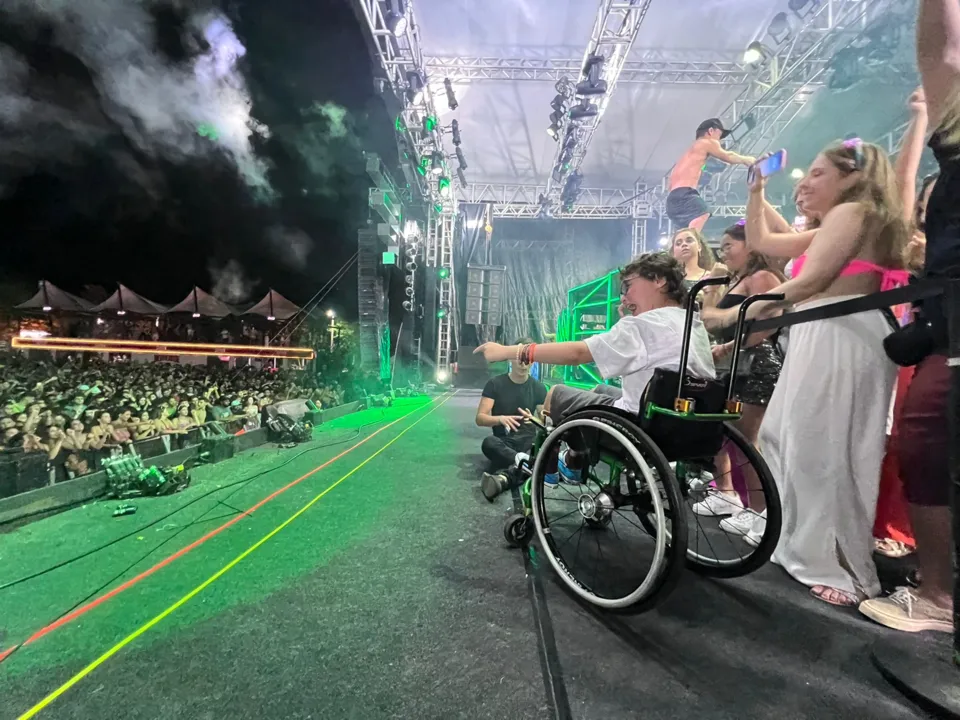 Imagem ilustrativa da imagem VÍDEOS | Dennis Dj realiza sonho de garoto capixaba em show no ES