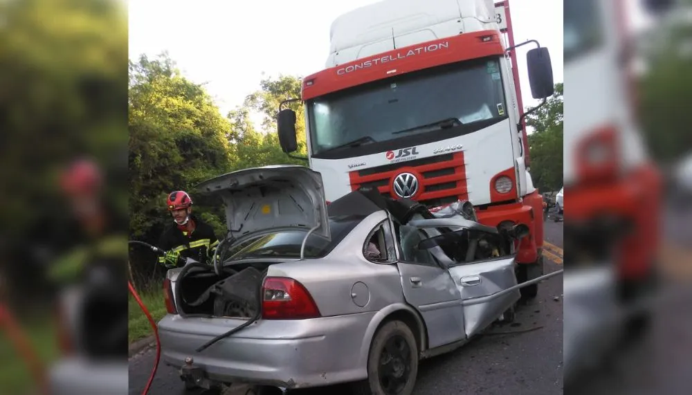 Imagem ilustrativa da imagem Acidente entre carro e caminhão deixa cinco pessoas mortas no ES