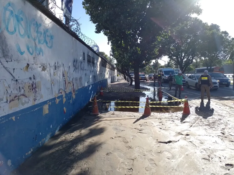 Imagem ilustrativa da imagem Alagamento de trecho da avenida Beira Mar chama a atenção em Vitória