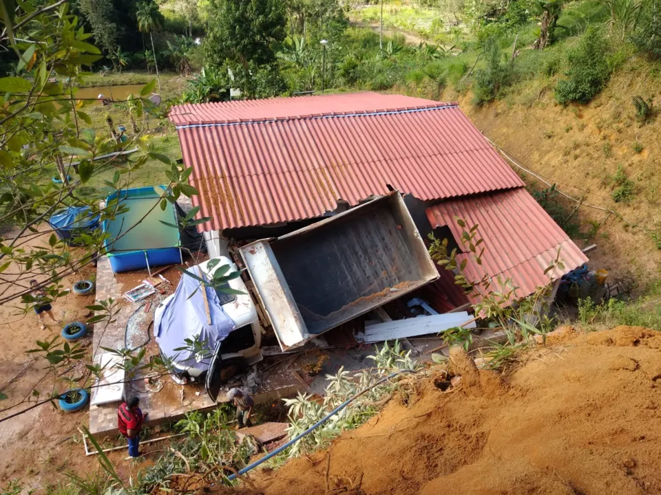 Imagem ilustrativa da imagem Caminhão despenca de barranco e destrói casa no ES