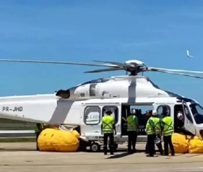 Imagem ilustrativa da imagem VÍDEO | Helicóptero tem flutuadores ejetados e janela solta no ar