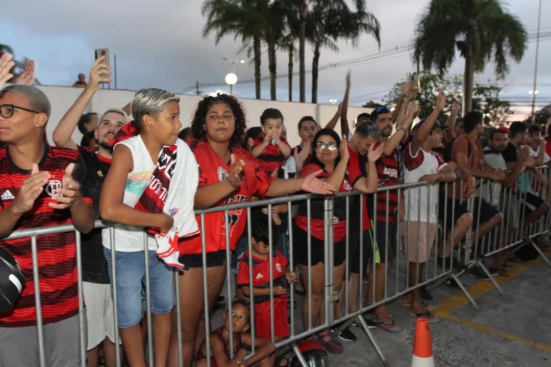 Imagem ilustrativa da imagem Torcedores fazem festa para receber o Flamengo no ES