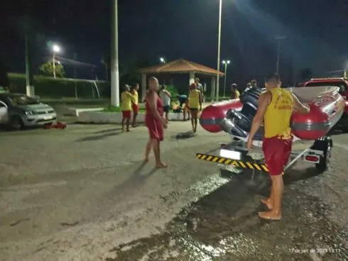 Imagem ilustrativa da imagem Piloto de kitesurf perde controle de equipamento e é resgatado em praia do ES