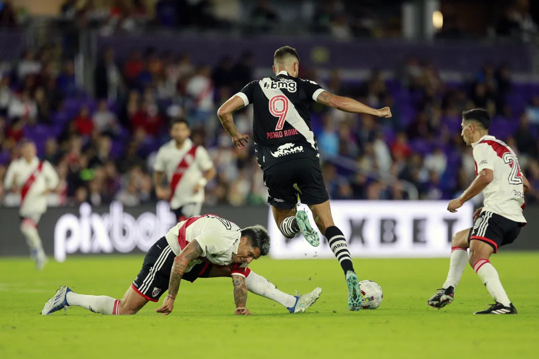 Imagem ilustrativa da imagem Pedro Raul é destaque solitário em Vasco que tenta se encaixar com reforços