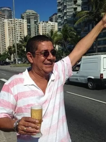 Zeca Pagodinho com seu tradicional copo de cerveja na mão: "Levante o copo para o povo brasileiro", clama o samba da Grande Rio