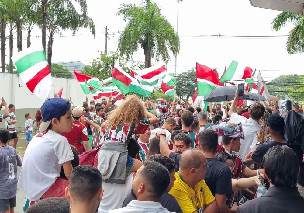 Imagem ilustrativa da imagem Sob chuva, torcedores recebem Fluminense no ES