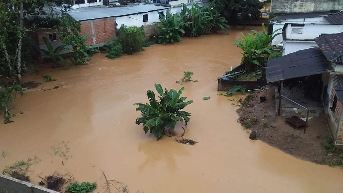 Imagem ilustrativa da imagem Chuva alaga ruas e interdita estradas em cidade do ES