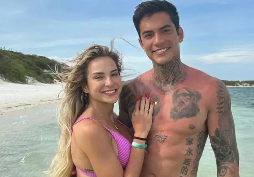 Imagem ilustrativa da imagem Há um mês juntos, cantora 'mandou' namorado cobrir tatuagem do rosto da ex