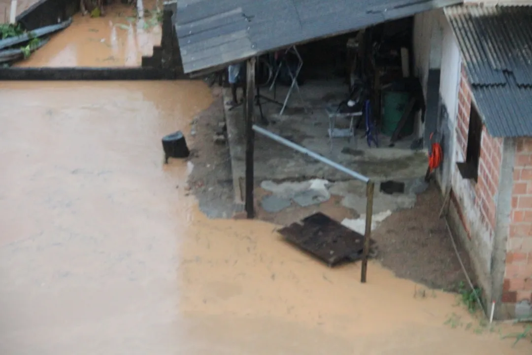 Imagem ilustrativa da imagem Mais de 2 mil pessoas fora de casa por causa da chuva no ES