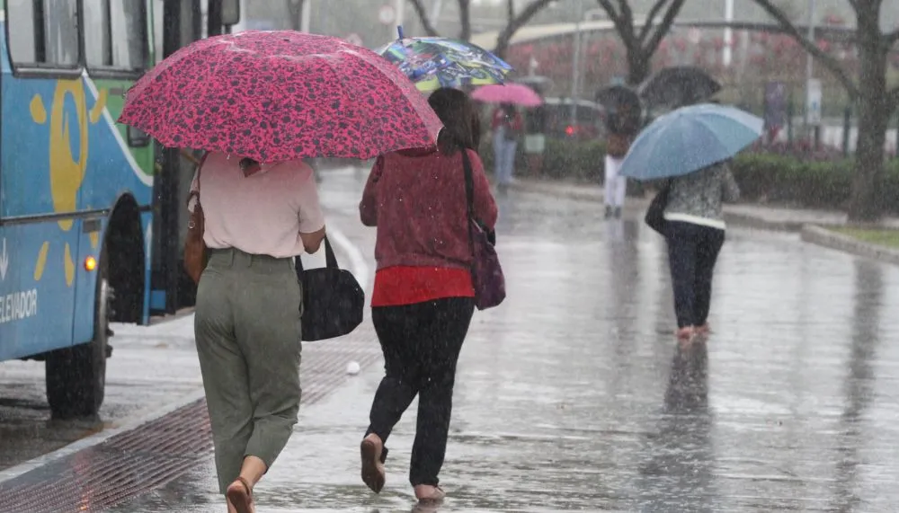 Imagem ilustrativa da imagem Frente fria se afasta do litoral, mas chuva deve continuar no ES