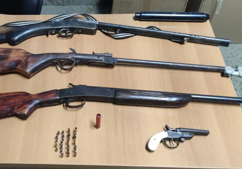 Imagem ilustrativa da imagem Polícia prende suspeito de posse ilegal de armas de fogo