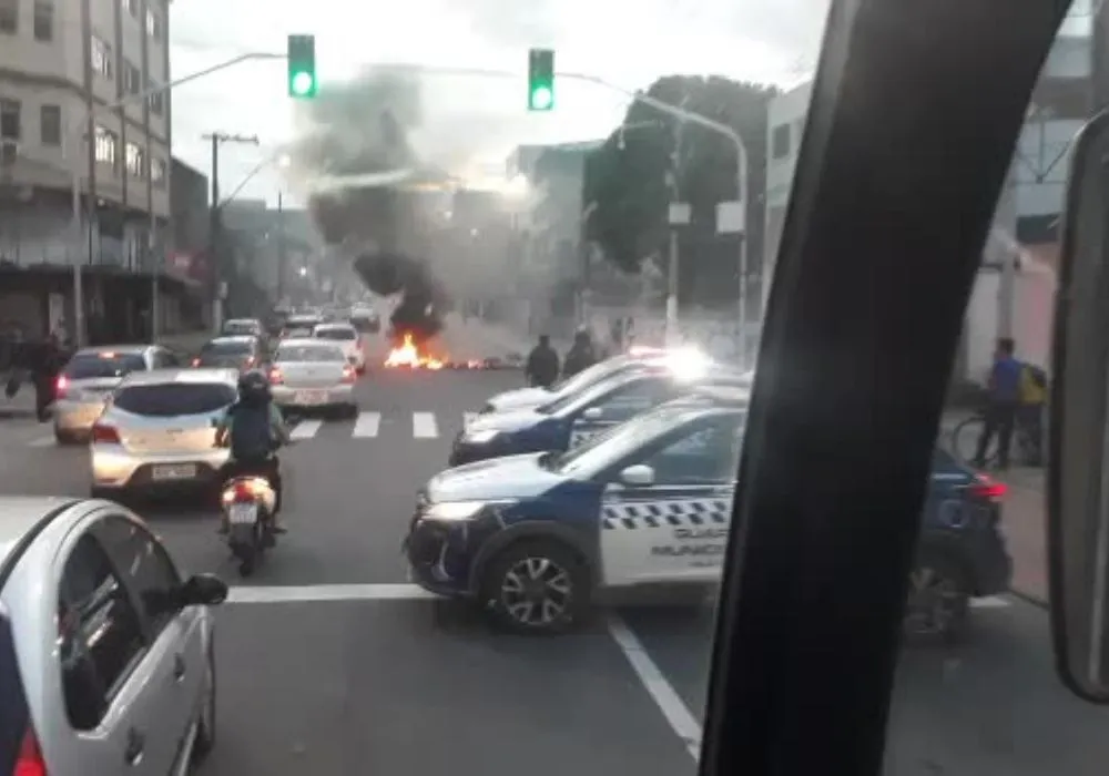 Imagem ilustrativa da imagem Moradores colocam fogo em pneus durante protesto em Vila Velha