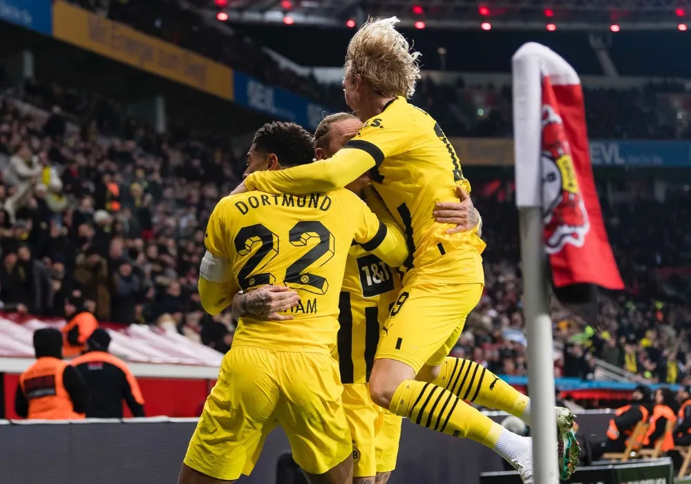 Imagem ilustrativa da imagem Borussia Dortmund freia ascensão do Leverkusen e cola na parte de cima do Alemão