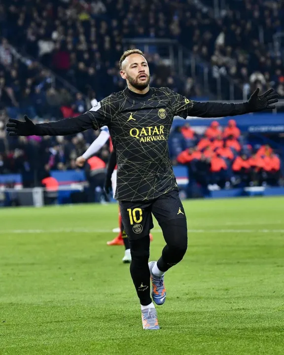 Imagem ilustrativa da imagem Neymar marca, mas PSG leva gol aos 51 do 2º tempo e tropeça em casa no Francês