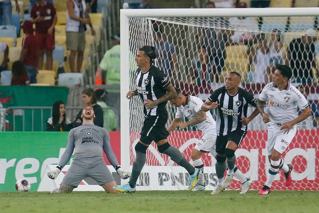 Imagem ilustrativa da imagem Botafogo vence e derruba invencibilidade do Fluminense pelo Carioca