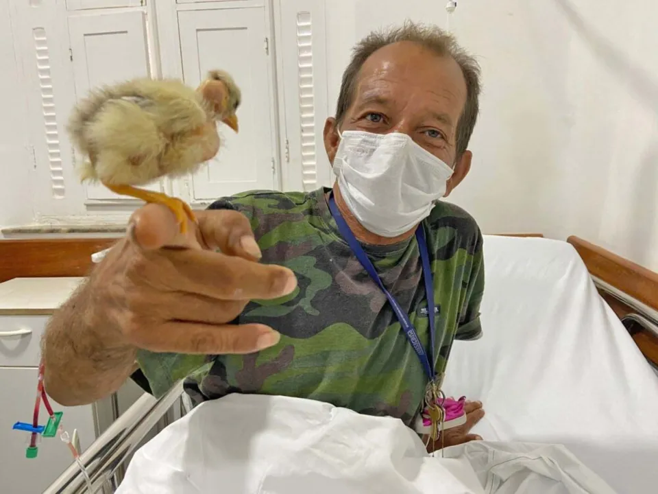 Imagem ilustrativa da imagem Ciclista que sofreu acidente no ES se emociona ao rever “amiguinho” de penas