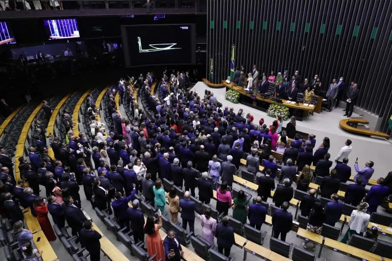 Imagem ilustrativa da imagem Posse de novos deputados acontece em meio a protestos contra Pacheco