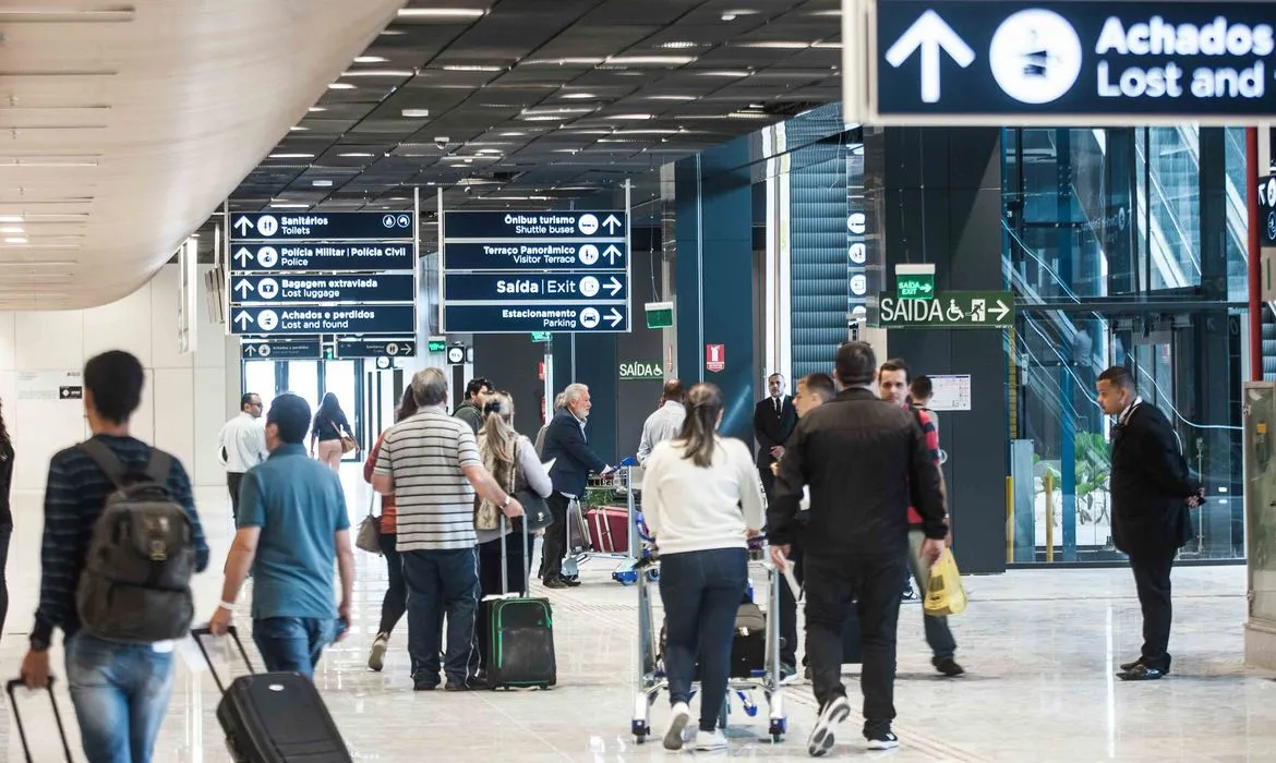 Imagem ilustrativa da imagem Casal abandona bebê em aeroporto para não comprar passagem extra