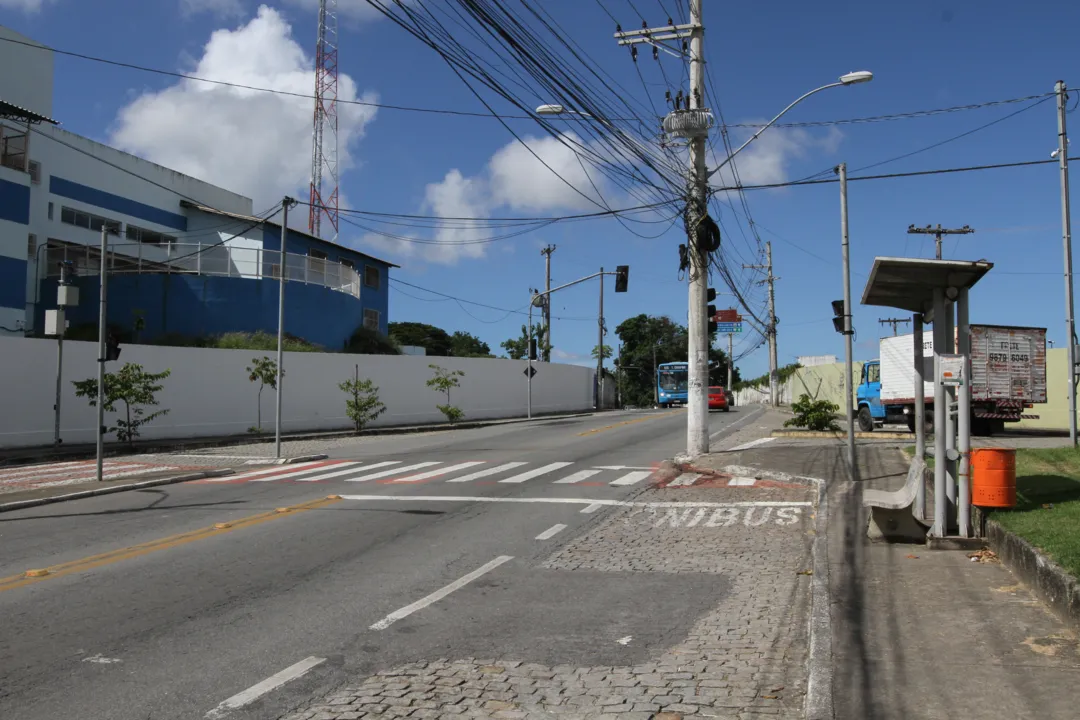 Imagem ilustrativa da imagem Assaltante rouba carro e faz arrastão em ponto de ônibus em Vitória