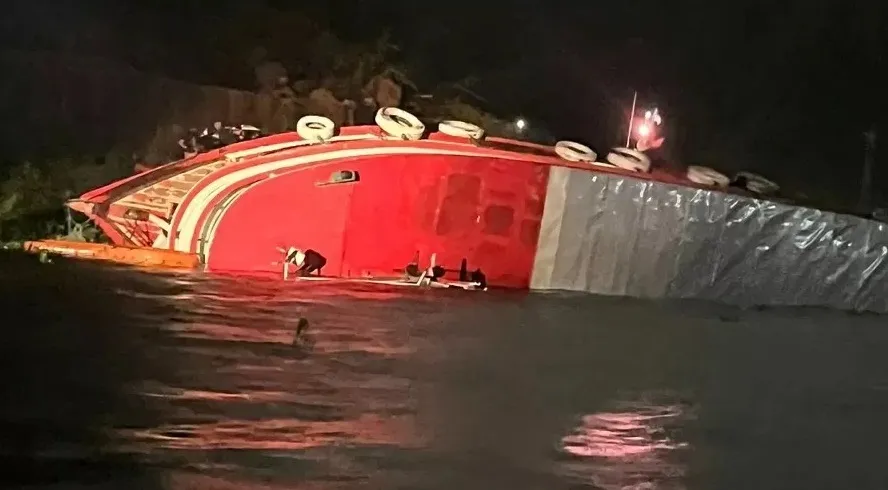 Imagem ilustrativa da imagem VÍDEO | Após naufrágio, mais de 40 pessoas são resgatadas na orla de Manaus