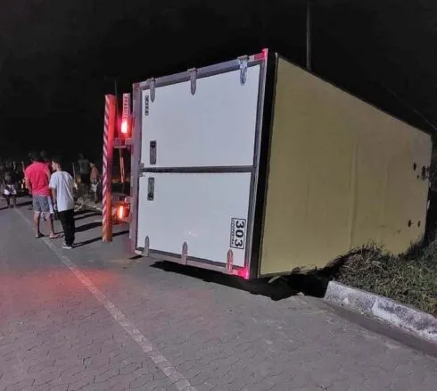 Imagem ilustrativa da imagem Família fica ferida em acidente entre caminhão e carro no Sul do ES