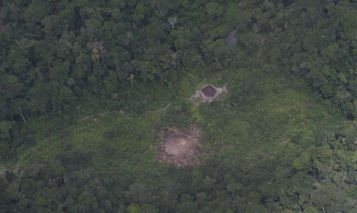 Imagem ilustrativa da imagem FAB reabre espaço aéreo em RR para saída espontânea de garimpeiros