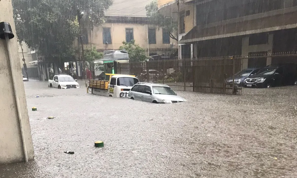 Imagem ilustrativa da imagem Chuva forte atinge RJ e criança morre em desabamento