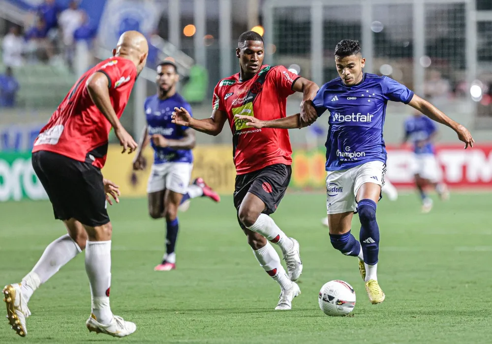 Imagem ilustrativa da imagem Cruzeiro perde do Pouso Alegre e aumenta sequência negativa no Mineiro