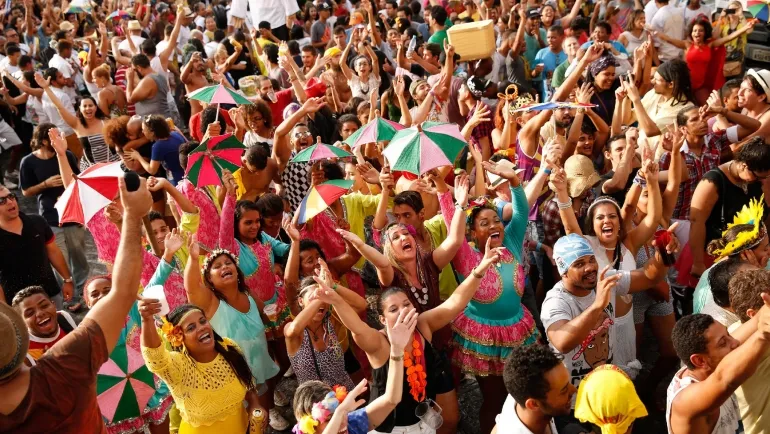 Imagem ilustrativa da imagem Bonecos gigantes e ensaios de blocos agitam o pré-Carnaval em Pernambuco